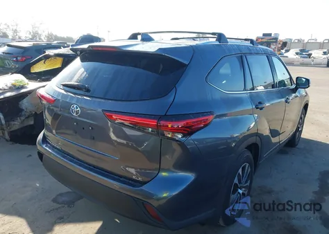 2020 Toyota Highlander Xle z USA, uszkodzony, nr VIN 5TDHZRAH2LS505752